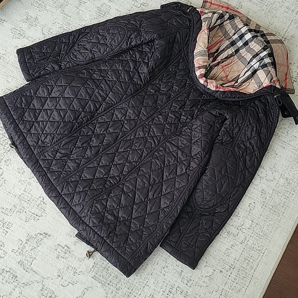 Burberry Black Quilted Puffer Coat with Signature Beige Check Lining - Picture 14 of 16